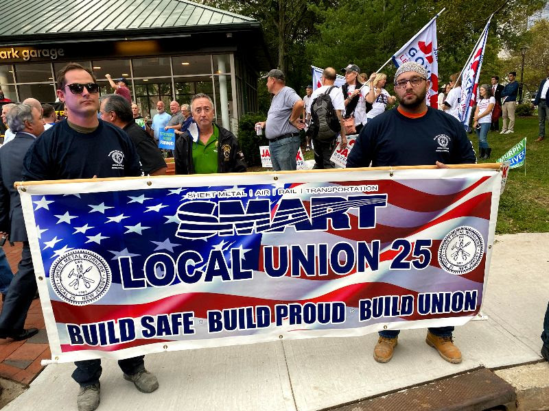 Murphy cheered by union members at rally before first debate